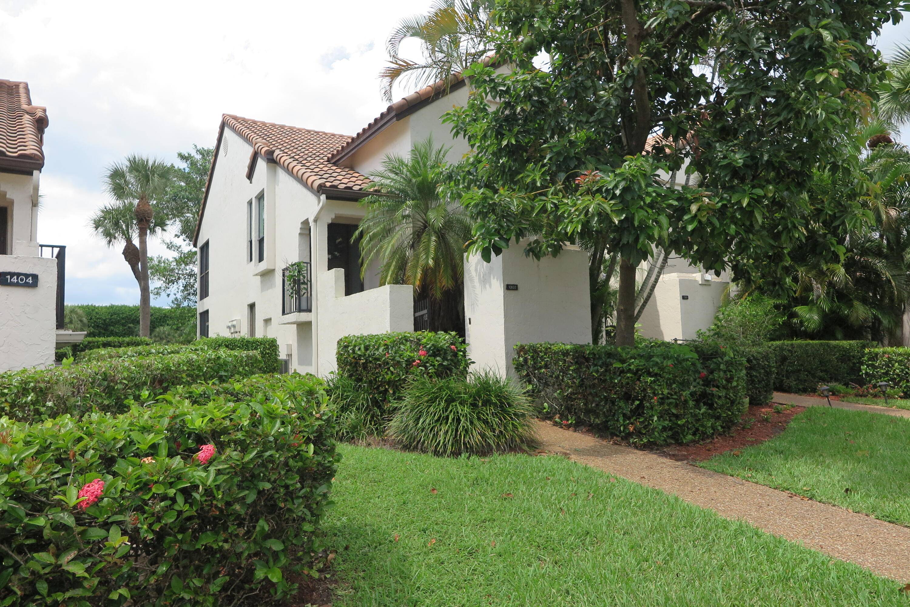 Beautiful 2nd floor walk up rental now available for the winter season in El Viento.