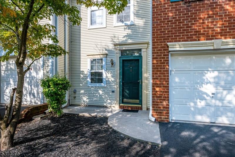 Move right into this bright and stylish townhome in the sought after Glenbrooke community !