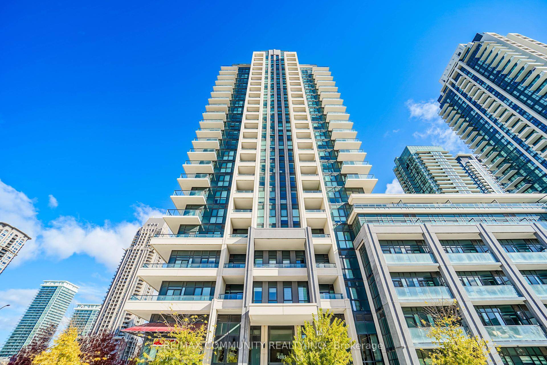 Beautifully maintained 2 1 bedroom condo with 2 full baths in the heart of Mississauga !