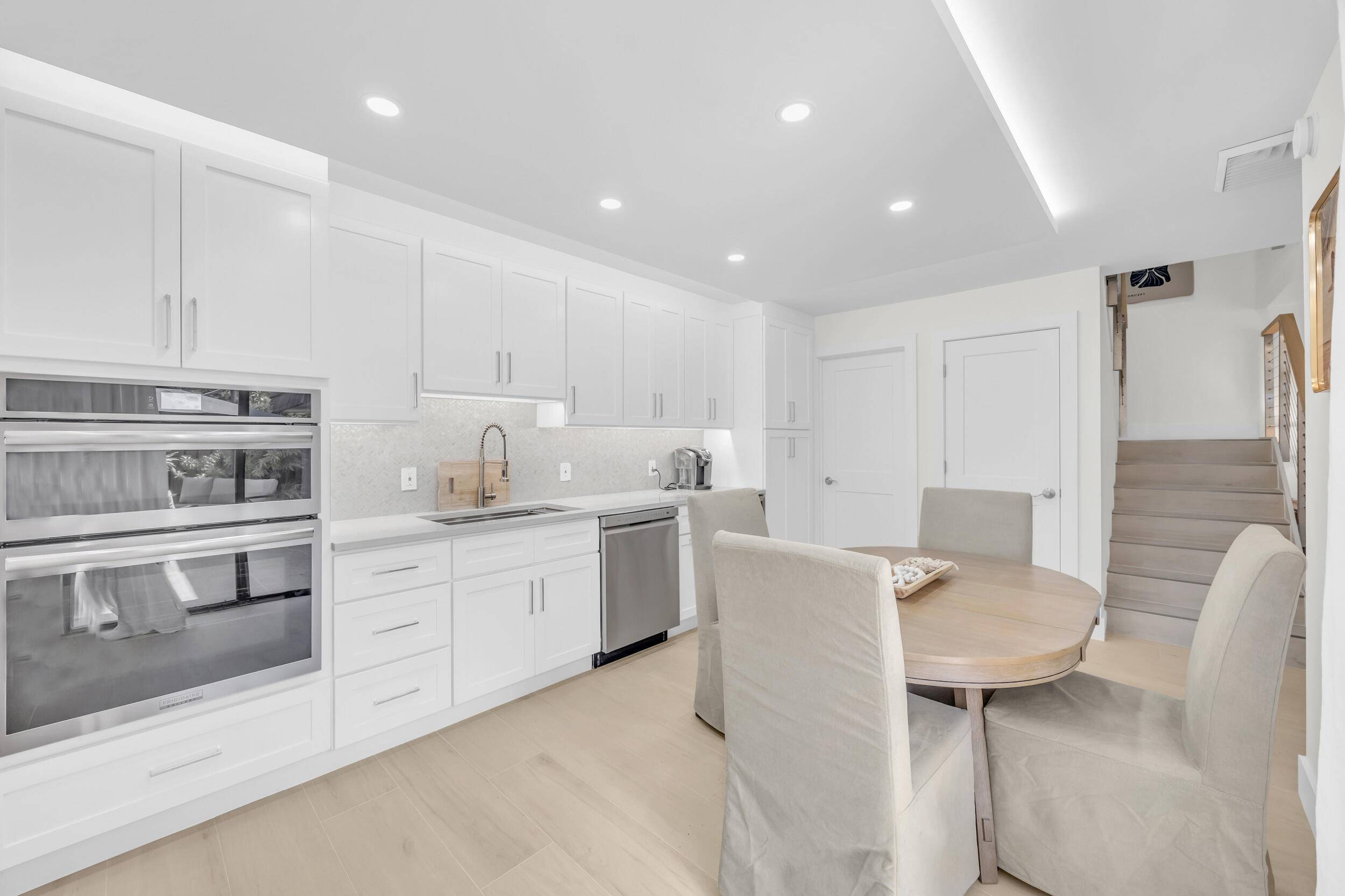 Wow ! This gorgeous unit has it all !