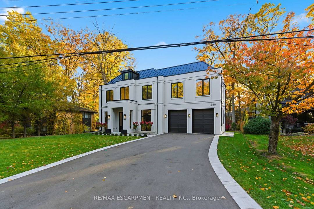 THIS LISTING IS LOCATED IN THE AREA OF THE 1 ELEMENTARY SCHOOL IN ALL OF ONTARIO as per the most recent Fraser Report An exceptional custom built estate, this stunning ...