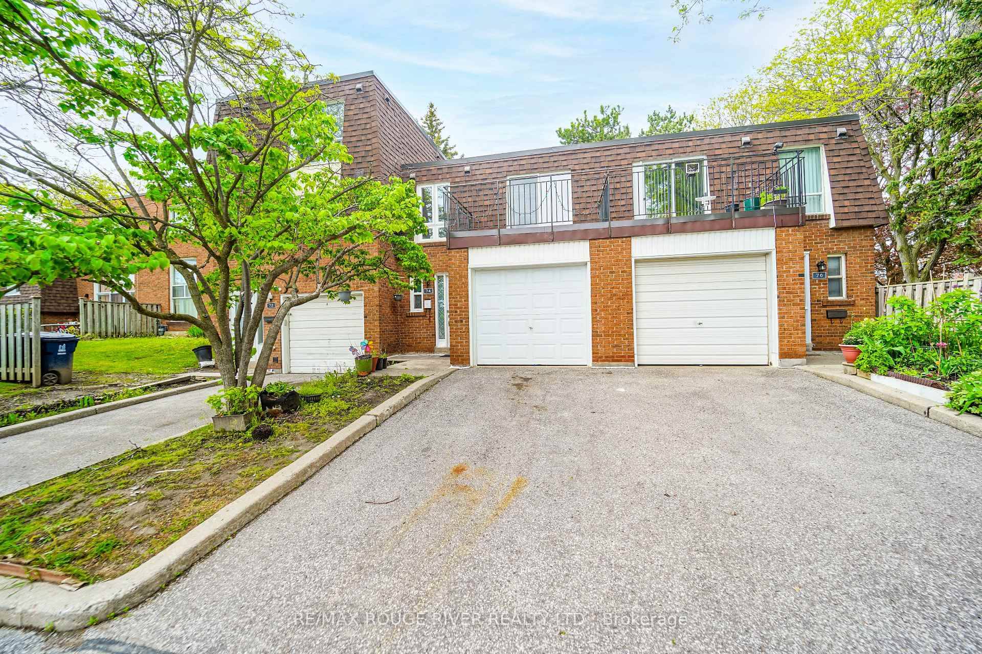 Spacious amp ; Bright 3 Bedroom Townhome In A Super Convenient Location !
