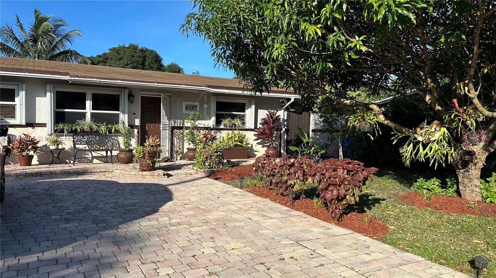 Beautiful house for sale in Margate 4 bedrooms and 2 bathrooms, swimming pool and a beautiful garden, a nice outdoor area, pool has a waterfall, beautiful backyard with stone display ...