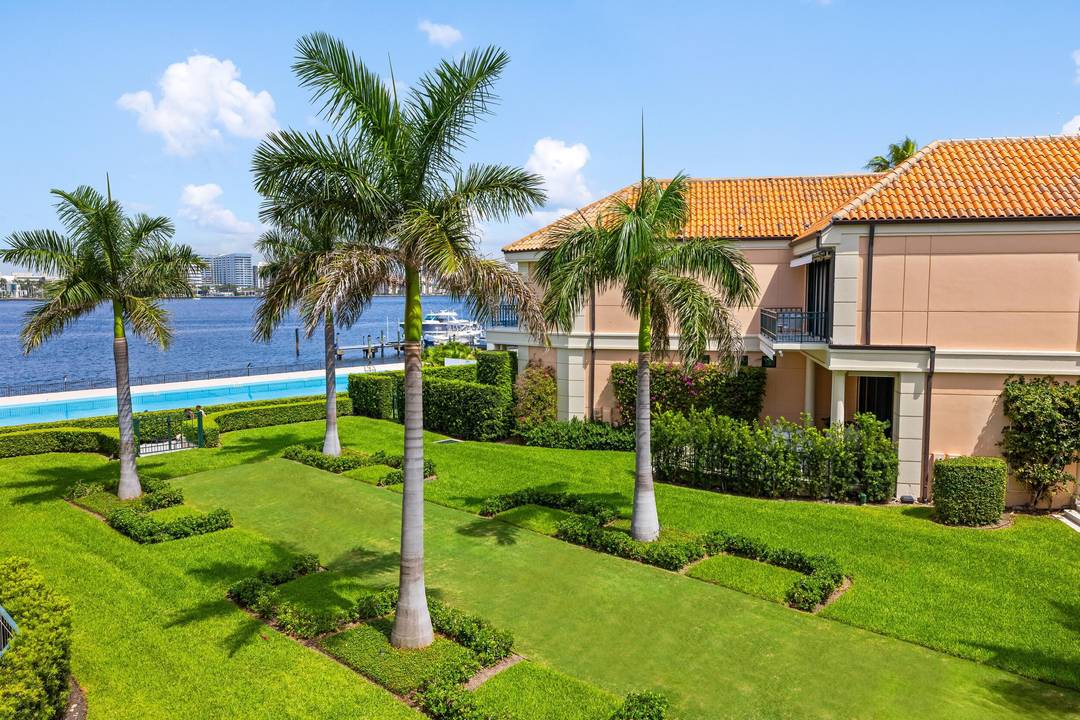 Fantastic Villa Plati townhouse in the heart of town with beautiful Intracoastal views.