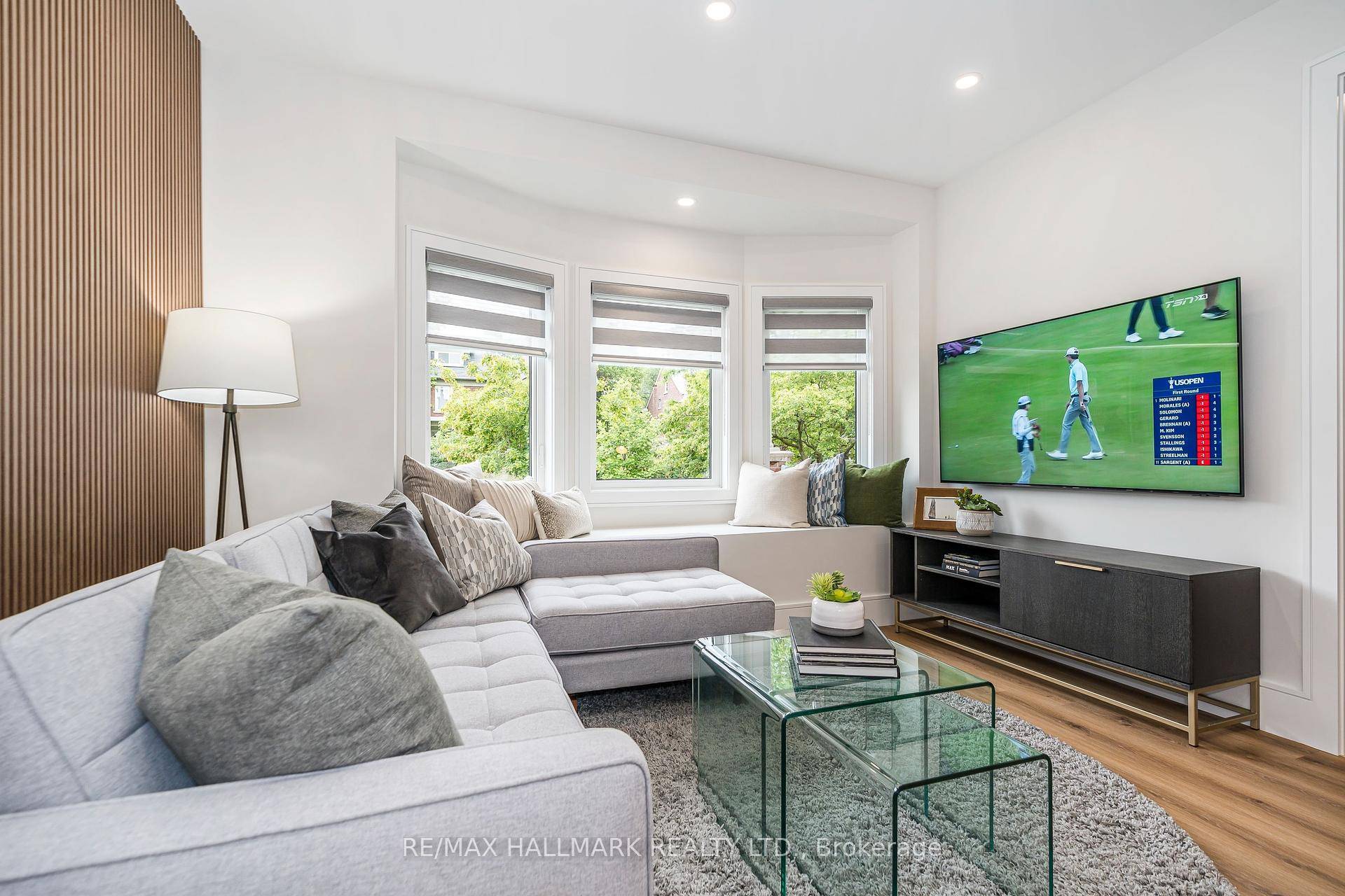 Updated, Bright And Spacious Main Floor 2 Bedroom Apartment, 8'10 Ceilings, With 1056S.