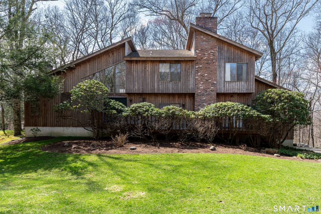 HIGHEST AND BEST OFFERS TUESDAY 4 14 at 5pm Welcome to 171 Highline Trail in Stamford a home full of potential and ready for its next chapter.