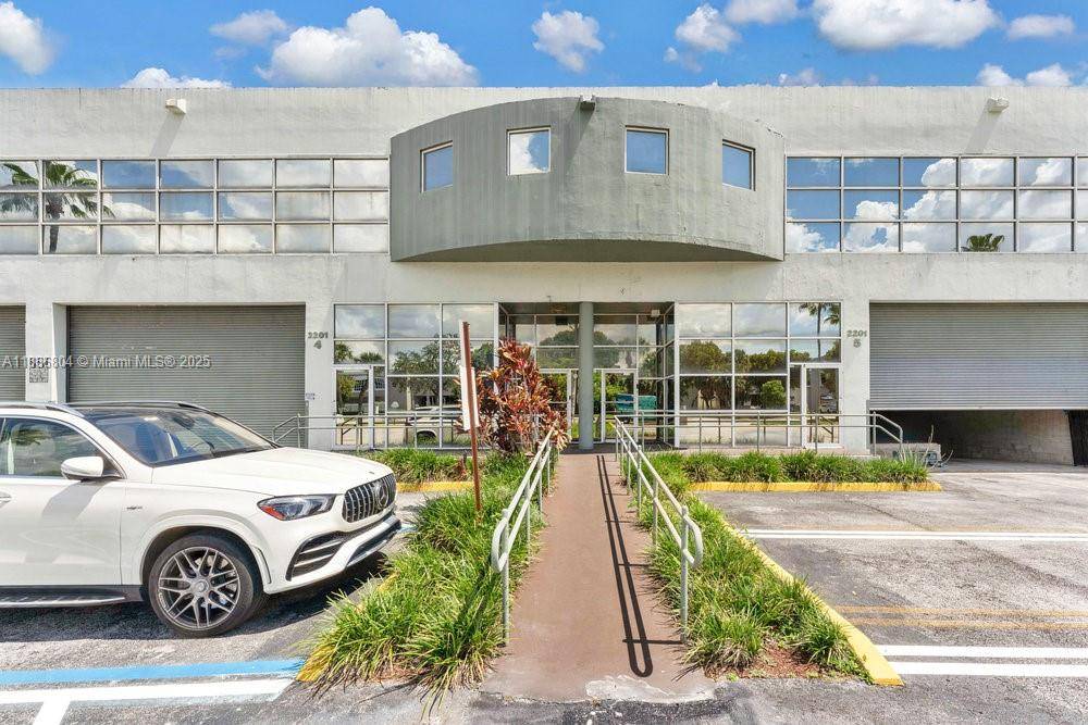 Two story office and warehouse space in Doral, features a reception area and a large office on the ground floor, with an additional secondary space that can be used as ...