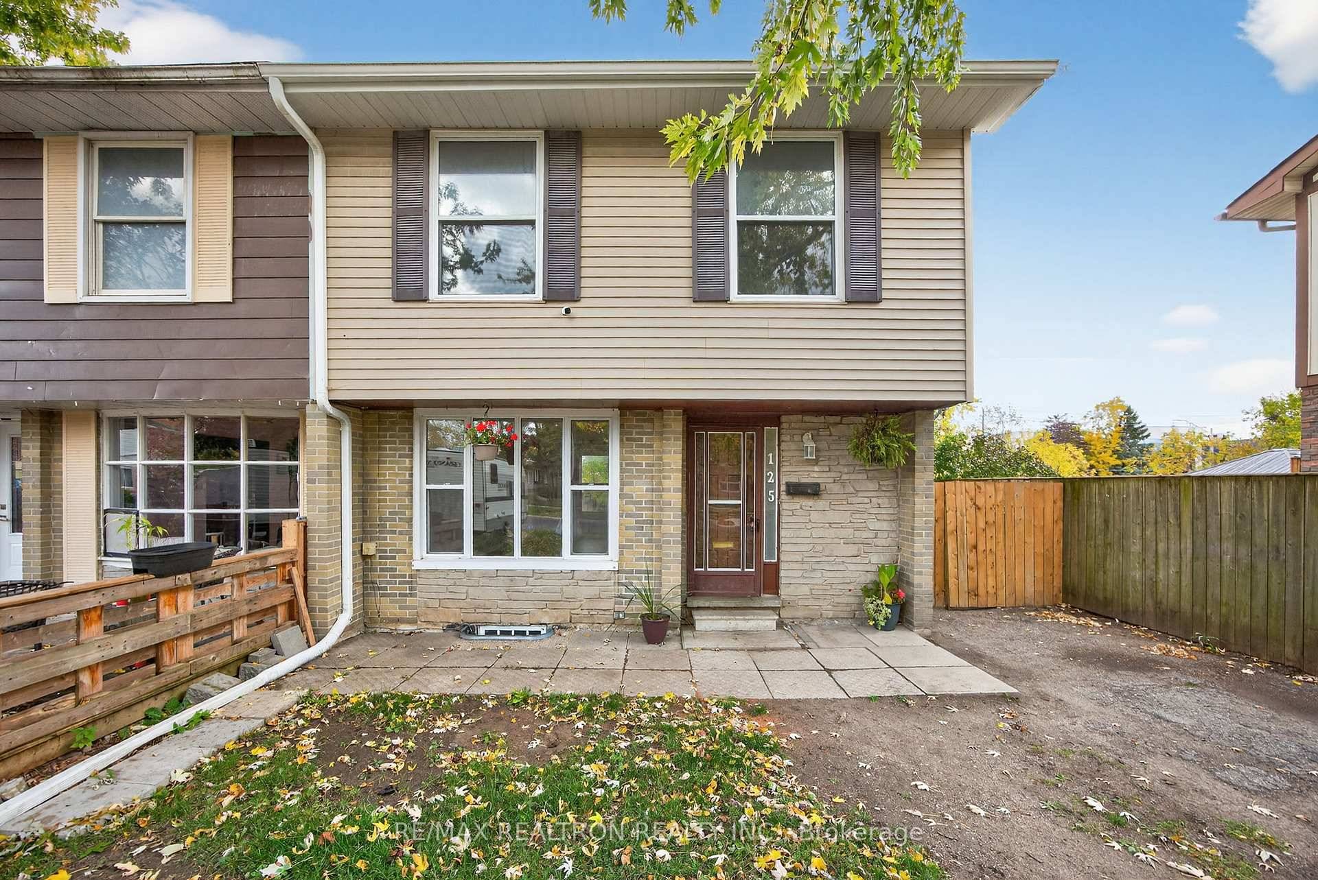 Semi Detached Bedrooms 3 Bathrooms 2 Welcome to 125 Daphne Crescent, located in the desirable Cundles East neighborhood of Barrie.