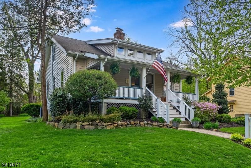Discover the perfect blend of charm, convenience, and character at 552 Summit Ave in Maplewood !