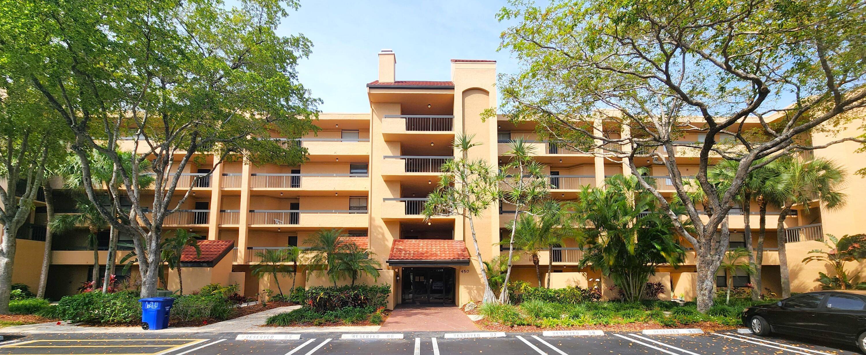 Come and see this spacious 2 2 with an open remodeled kitchen with tons of countertop space, tile throughout, split bedroom floorplan.