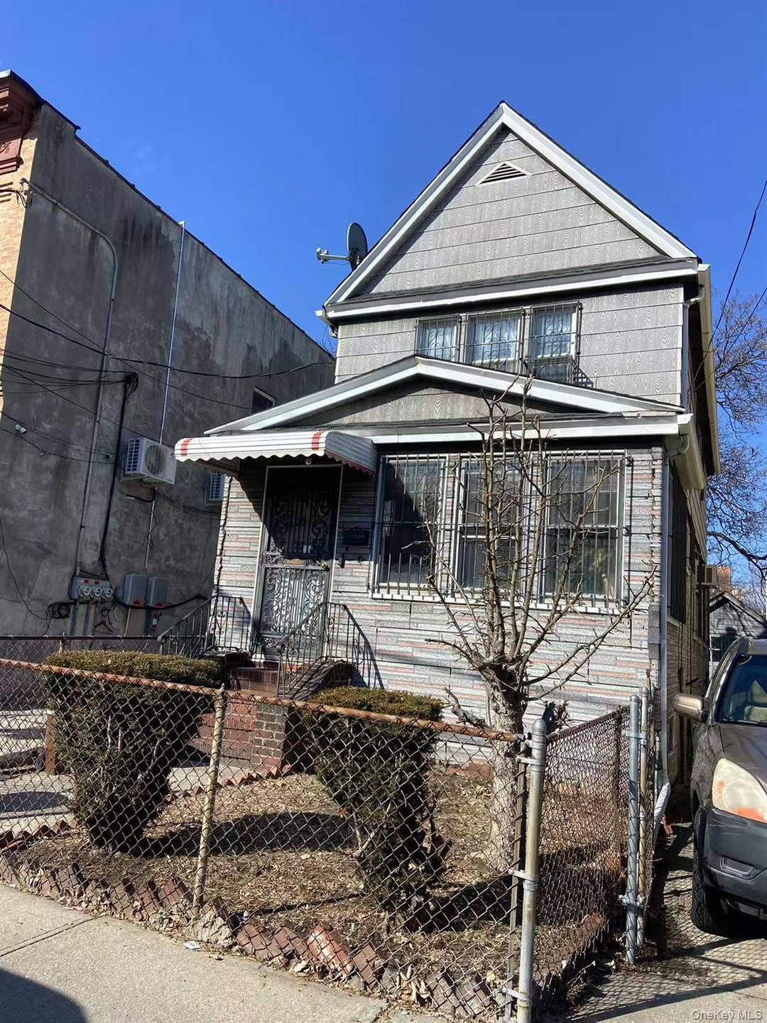 R6B Zoning. Great potential for contractors and investors.