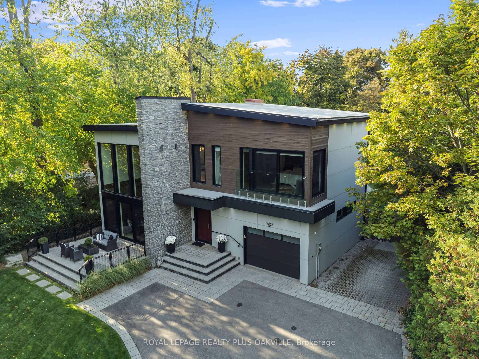 Lakebreeze at 1207 Stirling Drive is a striking contemporary BONE Structure residence by Garrison Creek, where architectural innovation meets refined craftsmanship.