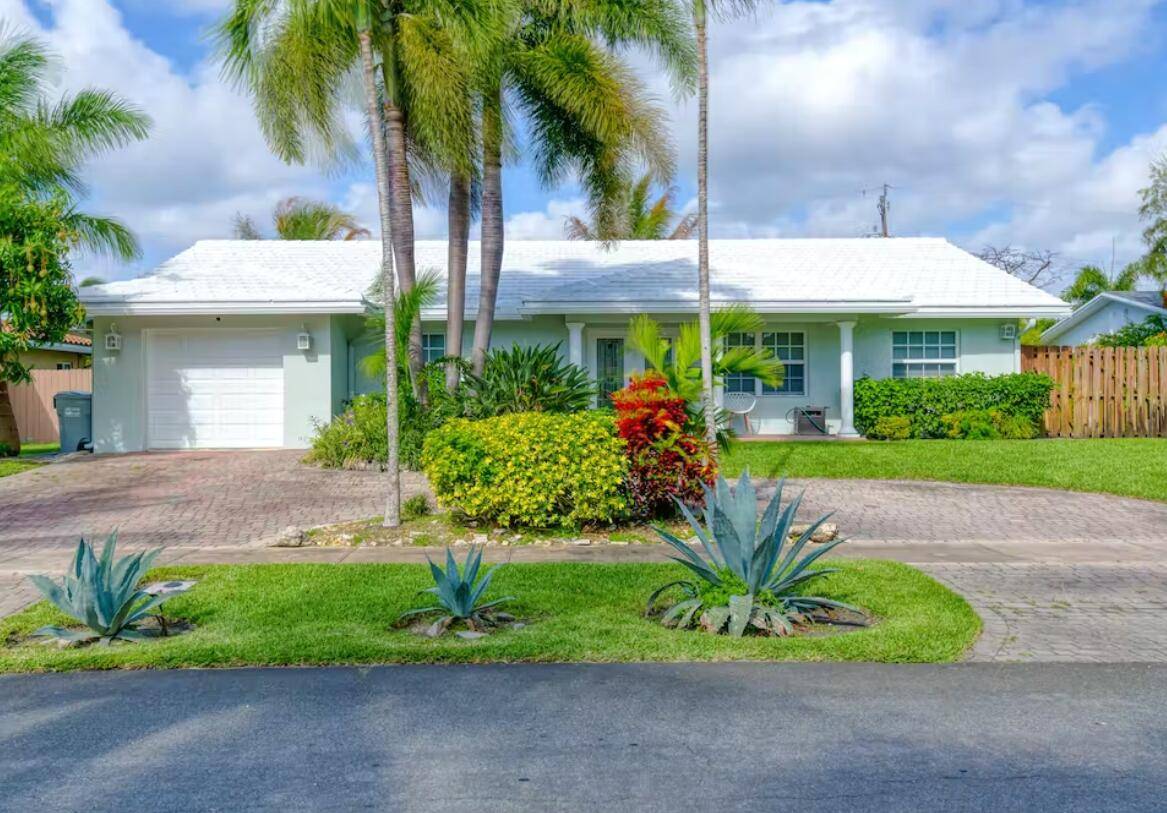 Fantastic opportunity for a seasonal furnished rental with a heated pool minutes from the beach with flexible lease terms possible year round as well.