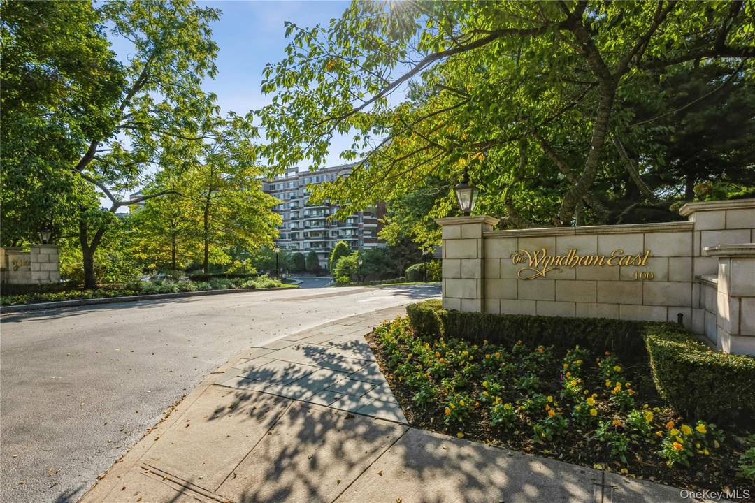 Live in elegance and ease at The Wyndham, Garden City s premier five star condo.