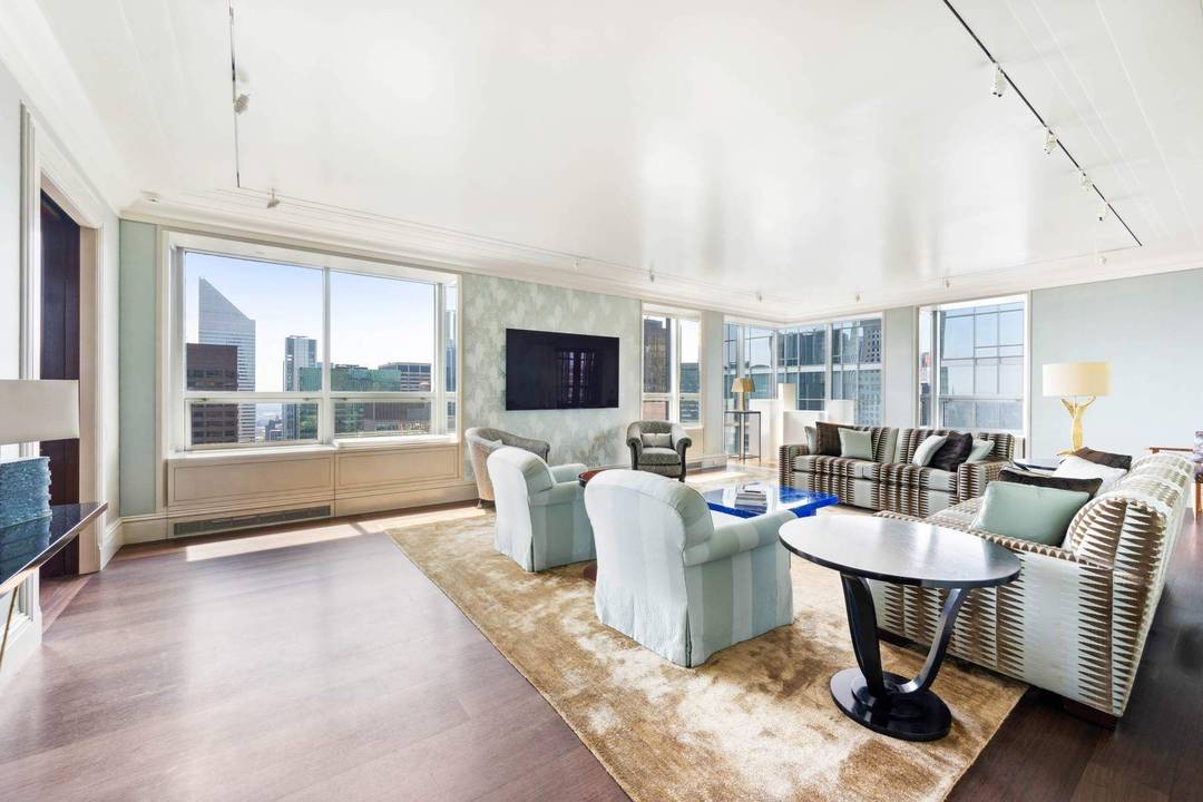 Entering formal entryway, a gracious foyer leads to an extra large corner living room, lights, views, and the meticulous layout forges the ideal space for accommodating a quiet dinner at ...