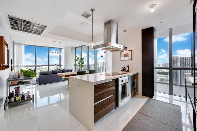 Stunning 2BR 2. 5BA corner residence at Marquis in Downtown Miami, showcasing breathtaking 180 views of Biscayne Bay and the city skyline.