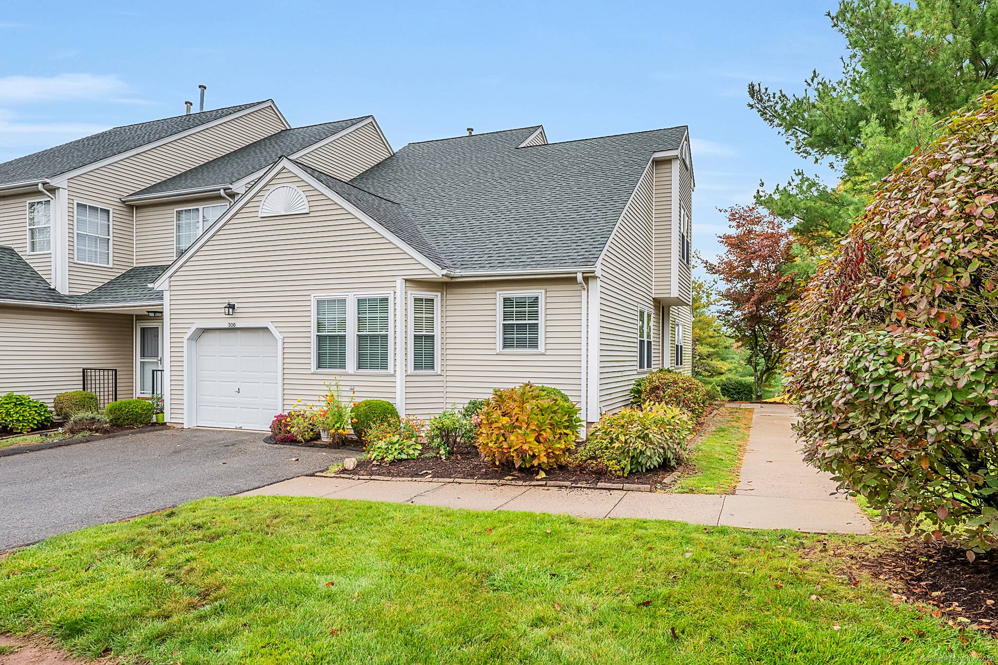 Welcome to 306 Gray Fox Lane one of the largest units in the complex !