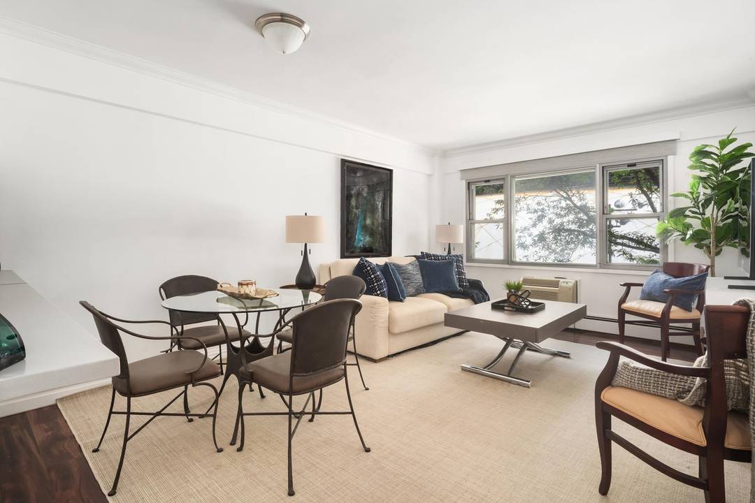 This renovated and bright one bedroom move in ready condominium resides at 40 Sutton Place, a full service luxury bld located in the heart of Sutton Place.