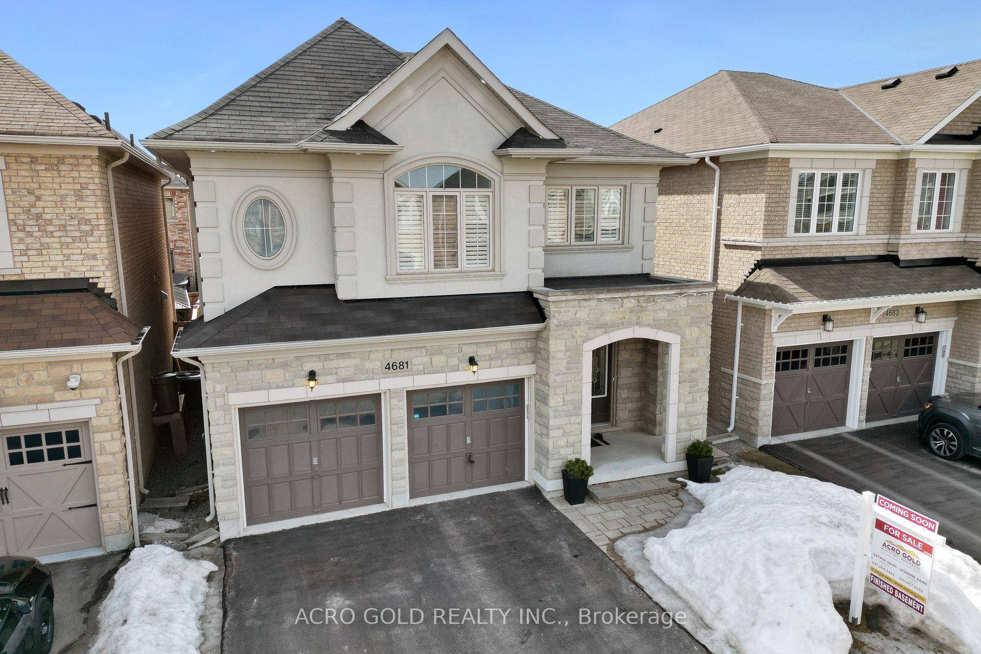 Welcome to this stunning 4 bedroom, 5 bathroom home in the heart of Burlington, Ontario.