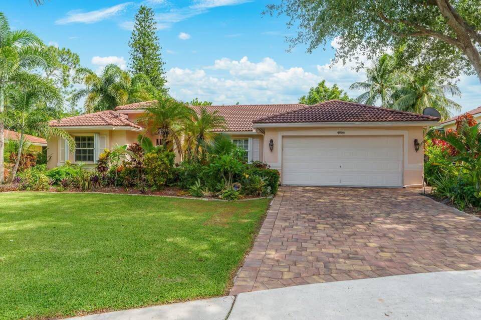 A Beautiful Updated 3 Bedroom Ranch with Large Screened Patio Just 4 miles from the beach, this beautifully renovated 3 bedroom, 2 bath ranch style home in Delray Beach features ...