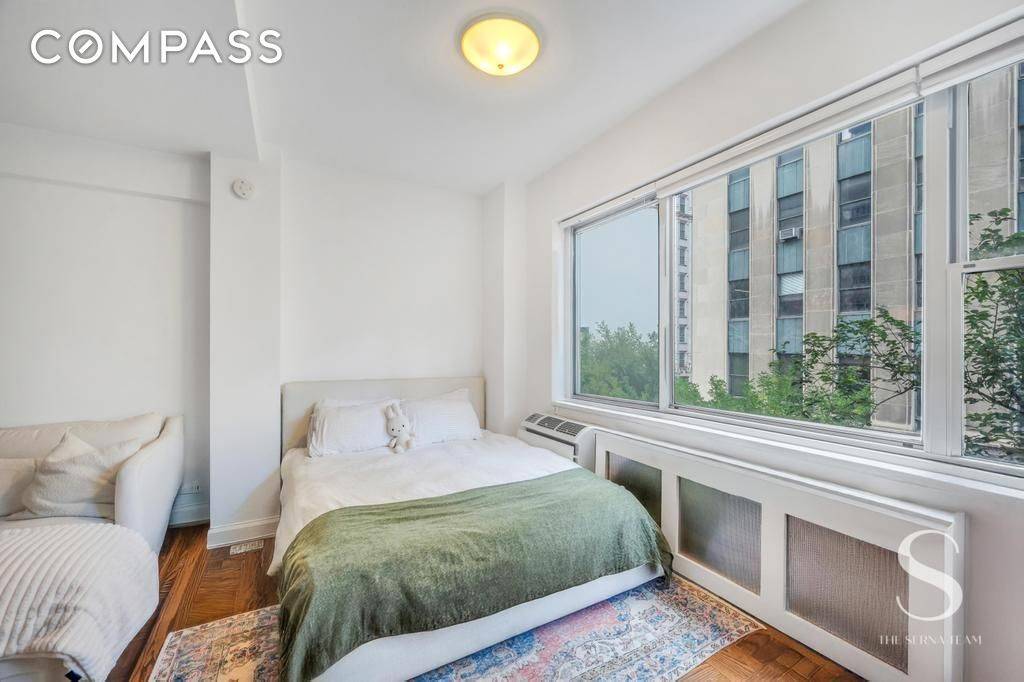 Residence 5E at 7 Lexington Avenue offers a rare opportunity to own a well proportioned studio in the iconic Park Gramercy, one of Manhattan s most established full service prewar ...