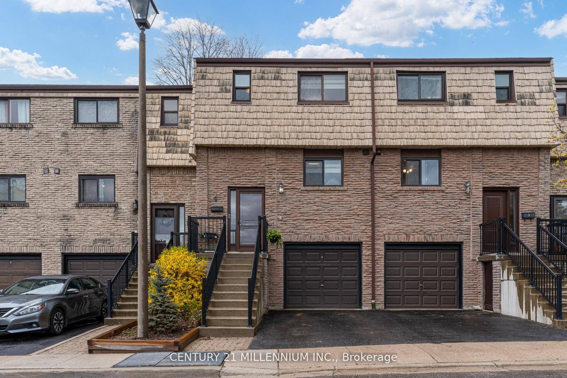 Beautiful 3bed 2Bath Townhome In the Highly Desirable Neighborhood Of College Park.