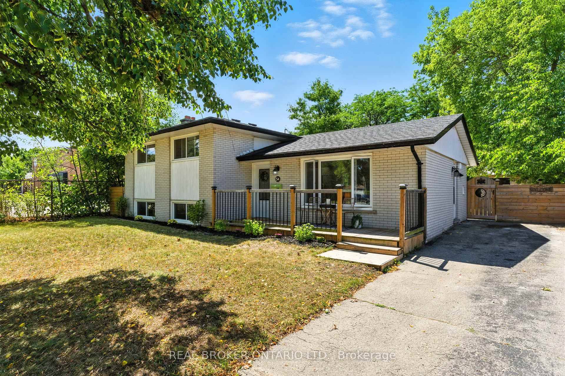 Look no further ! This beautifully updated Sidesplit with modern finishes is ideally located in a family friendly neighbourhood.