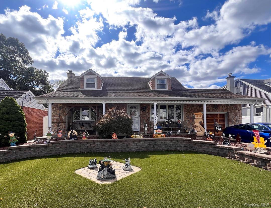 Welcome to 993 Ferngate Drive in Franklin Square, the first time on the market in almost 50 years !