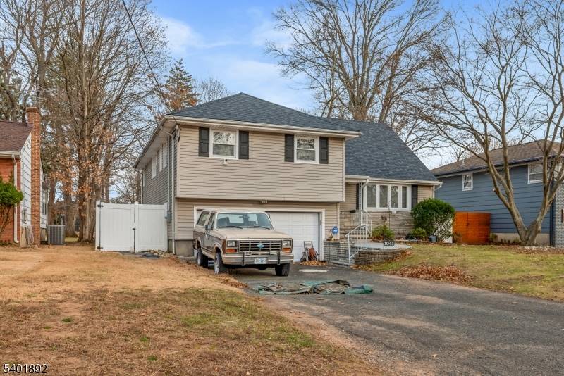 Welcome Home Spacious Split level with 4 bebroom layout and 2.