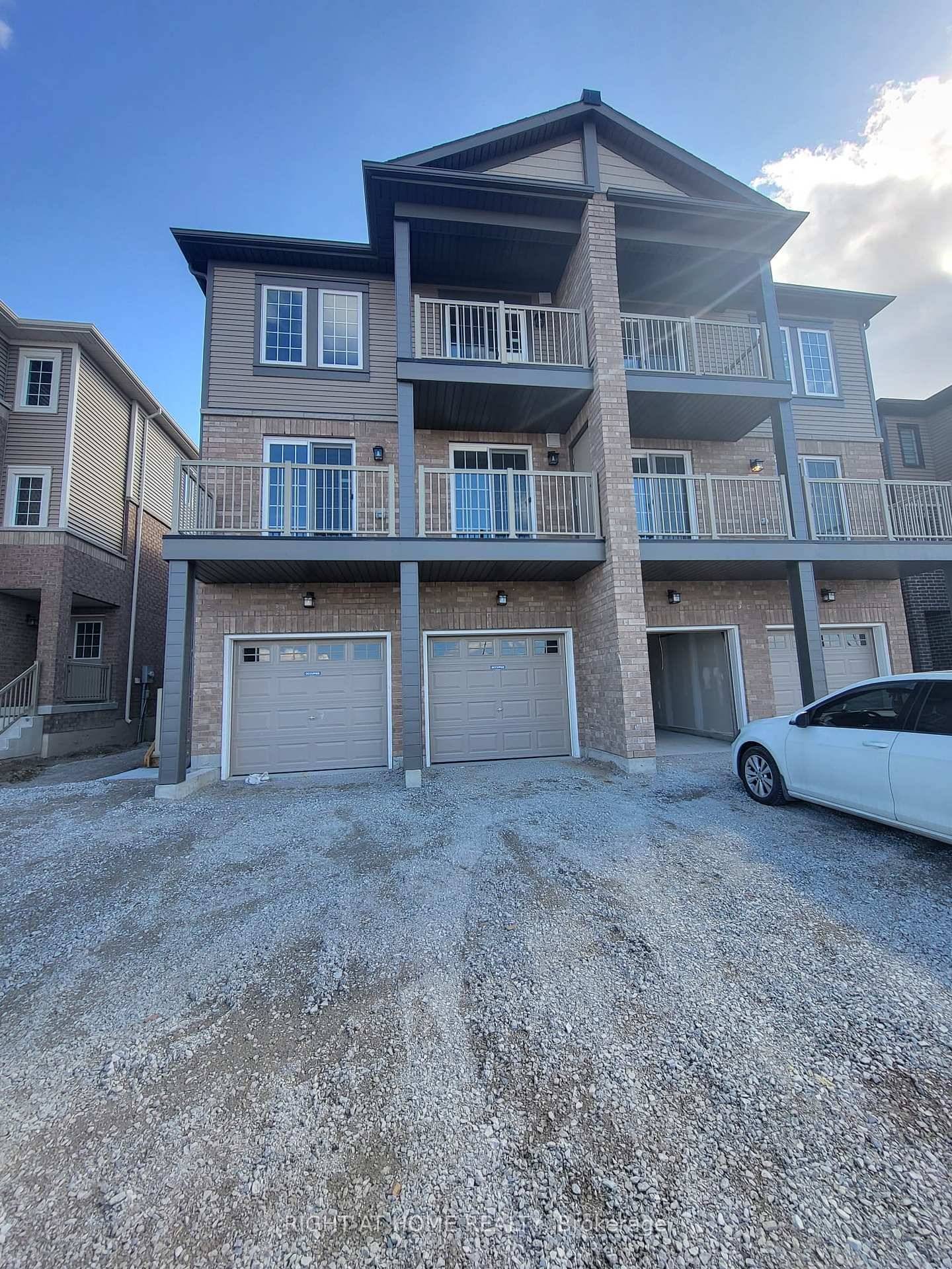 Gorgeous, Spacious 3 Bedroom 2 Bathroom Condo Townhouse in Prime Location in Southeast Barrie.