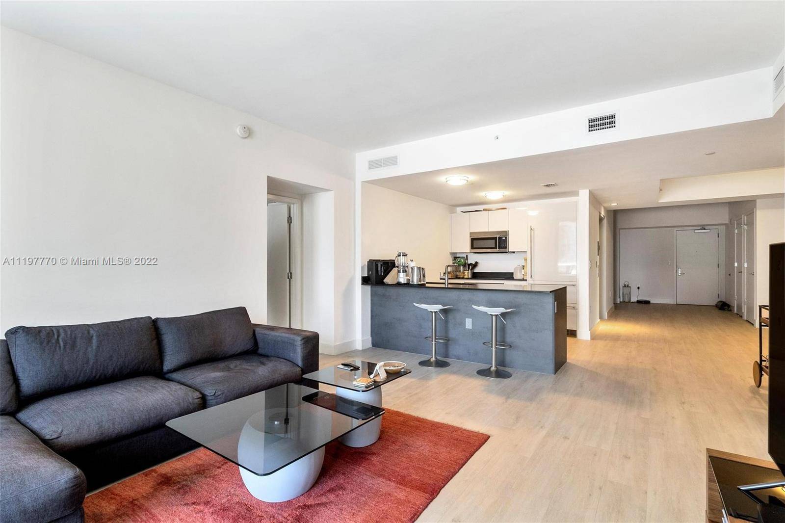 Great building with fantastic amenities for families ; outdoor movie theatre, restaurant swimming pool at 50th floor roof top ; Semi private elevator den, spa with jacuzzi, message treatments rooms, ...