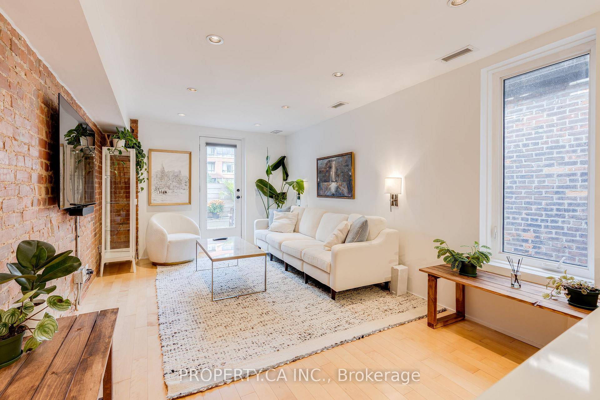 Stunning bi level 1, 200 sq.