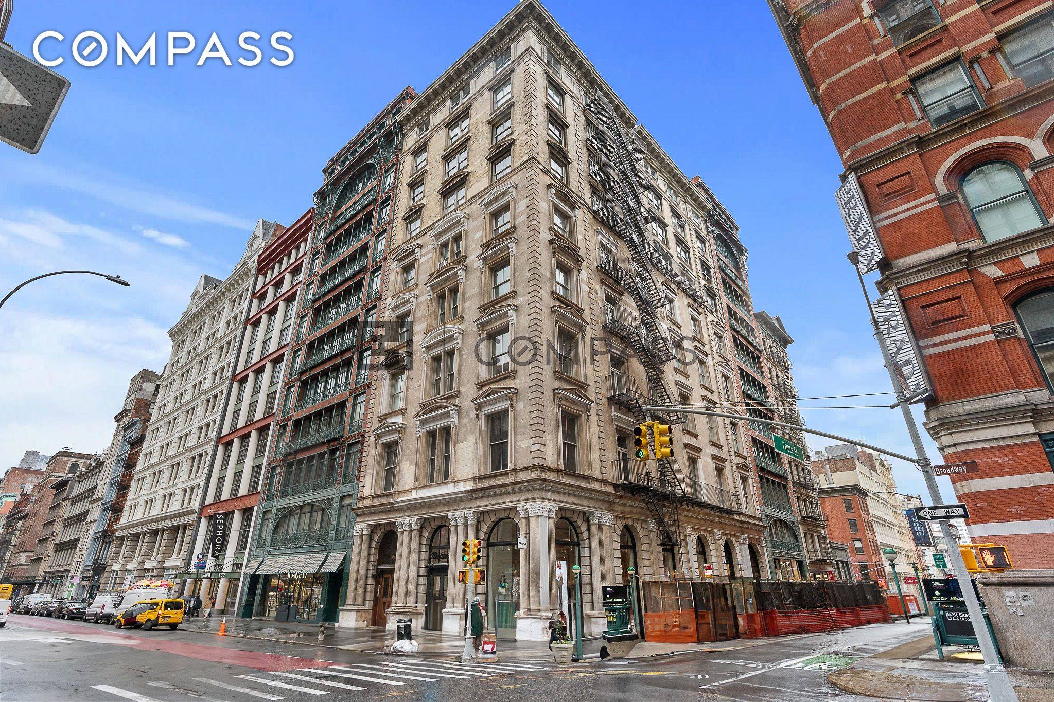 ? ? Why This Loft is a Unicorn Top Floor Status 8th Floor Over Prince Street True top floor Soho lofts are rare, especially with unobstructed skyline views.