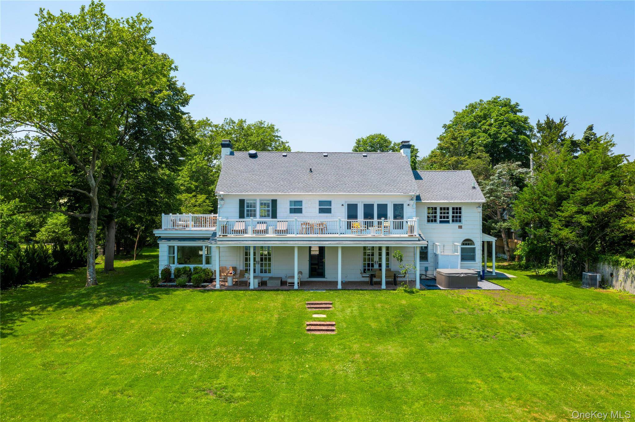 OFF SEASON WATERFRONT RENTAL AVAILABLE OCTOBER 1ST, 2025 APRIL 30TH, 2026 FOR A FLEXIBLE TERM.