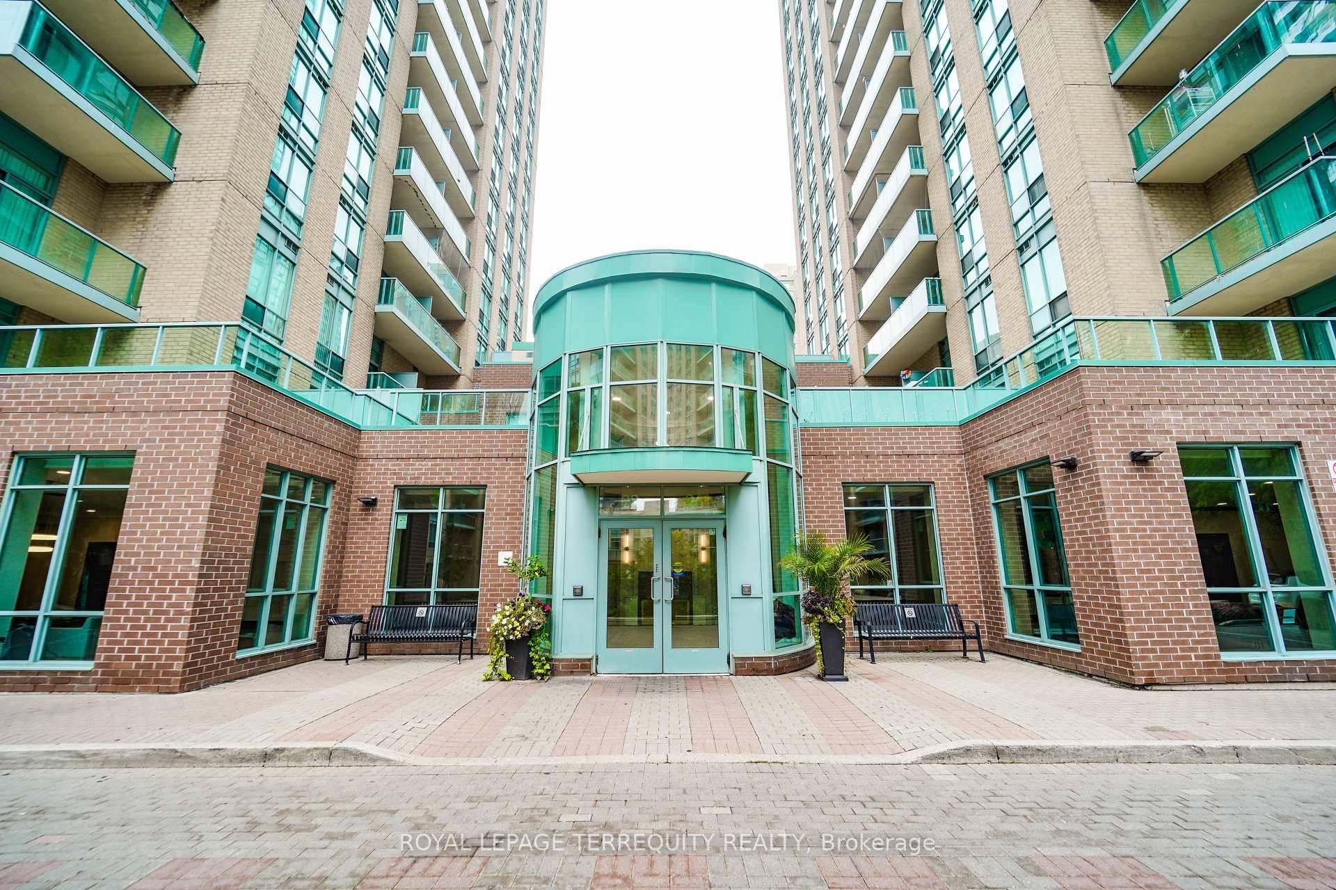 Corner Unit with unobstructed views from the 25th floor, Floor to ceiling windows, Great practical Layout With Breakfast Room In Kitchen.