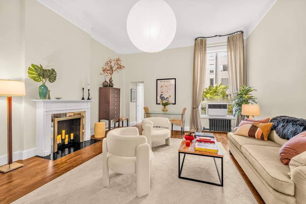 Elegant Pre War Studio Located just one and a half blocks from the Metropolitan Museum of Art and Central Park, this boutique cooperative offers the refinement of a bygone era ...