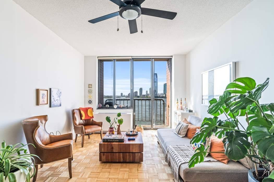 Spectacular direct waterfront condo !