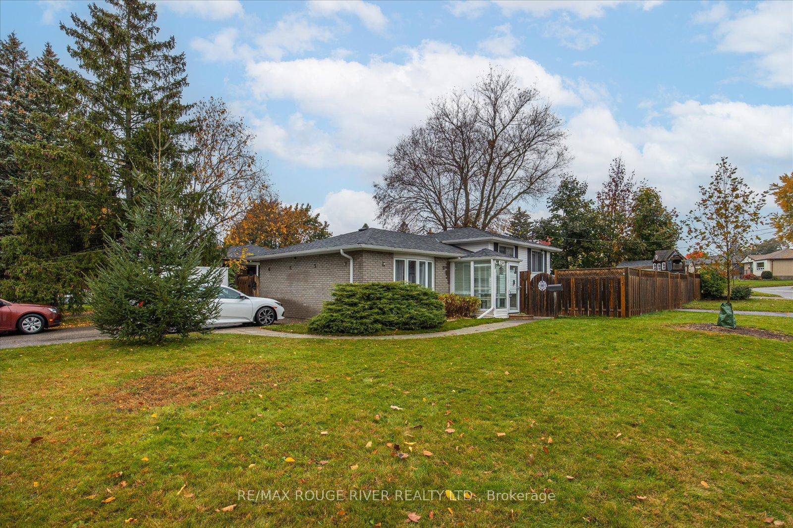 Updated Sidesplit in beautiful mature neighbourhood.