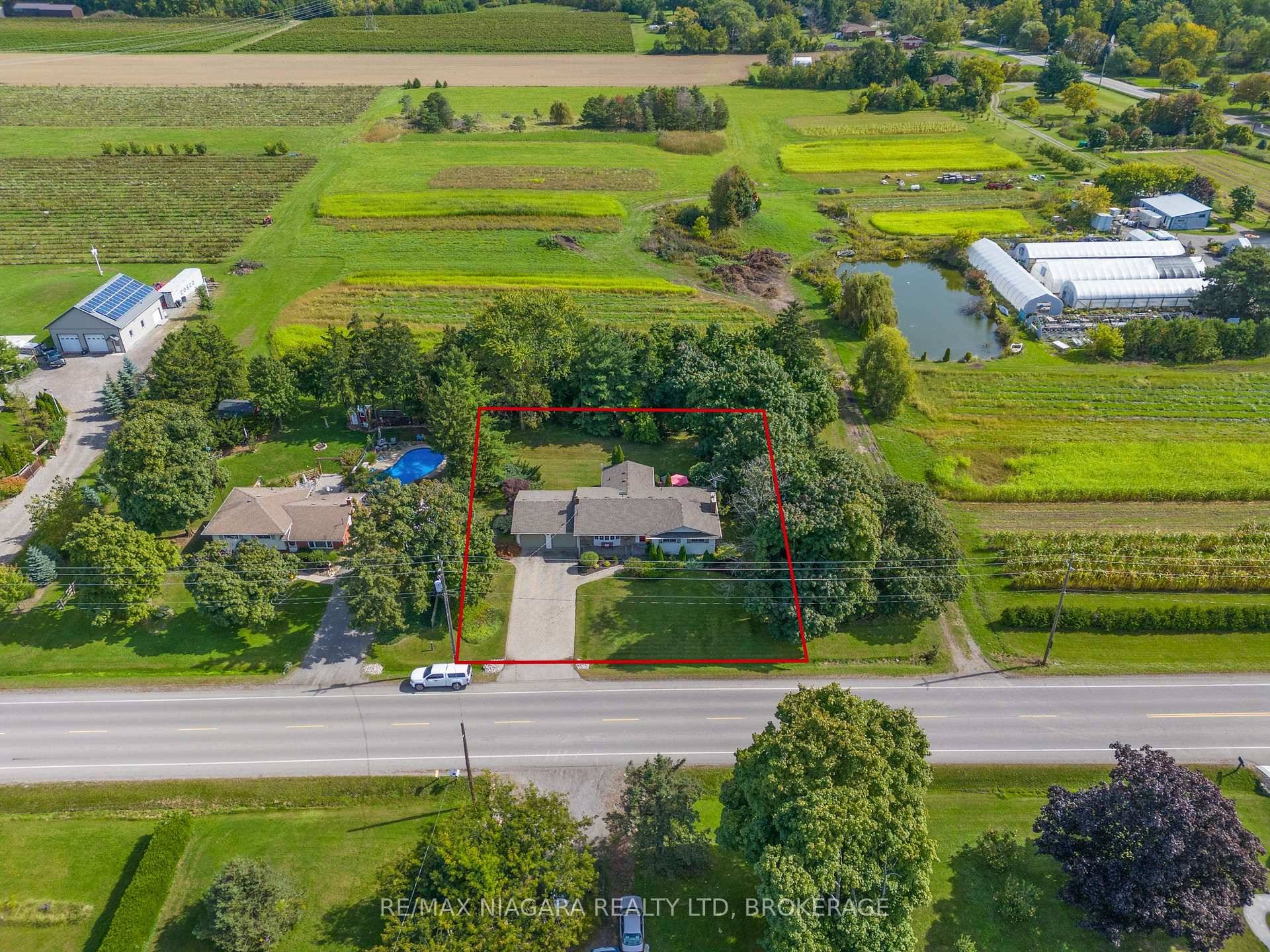 Nestled along Niagara's famed wine route, this meticulously maintained 3 bed, 2 bath bungalow offers 1, 571 sq.
