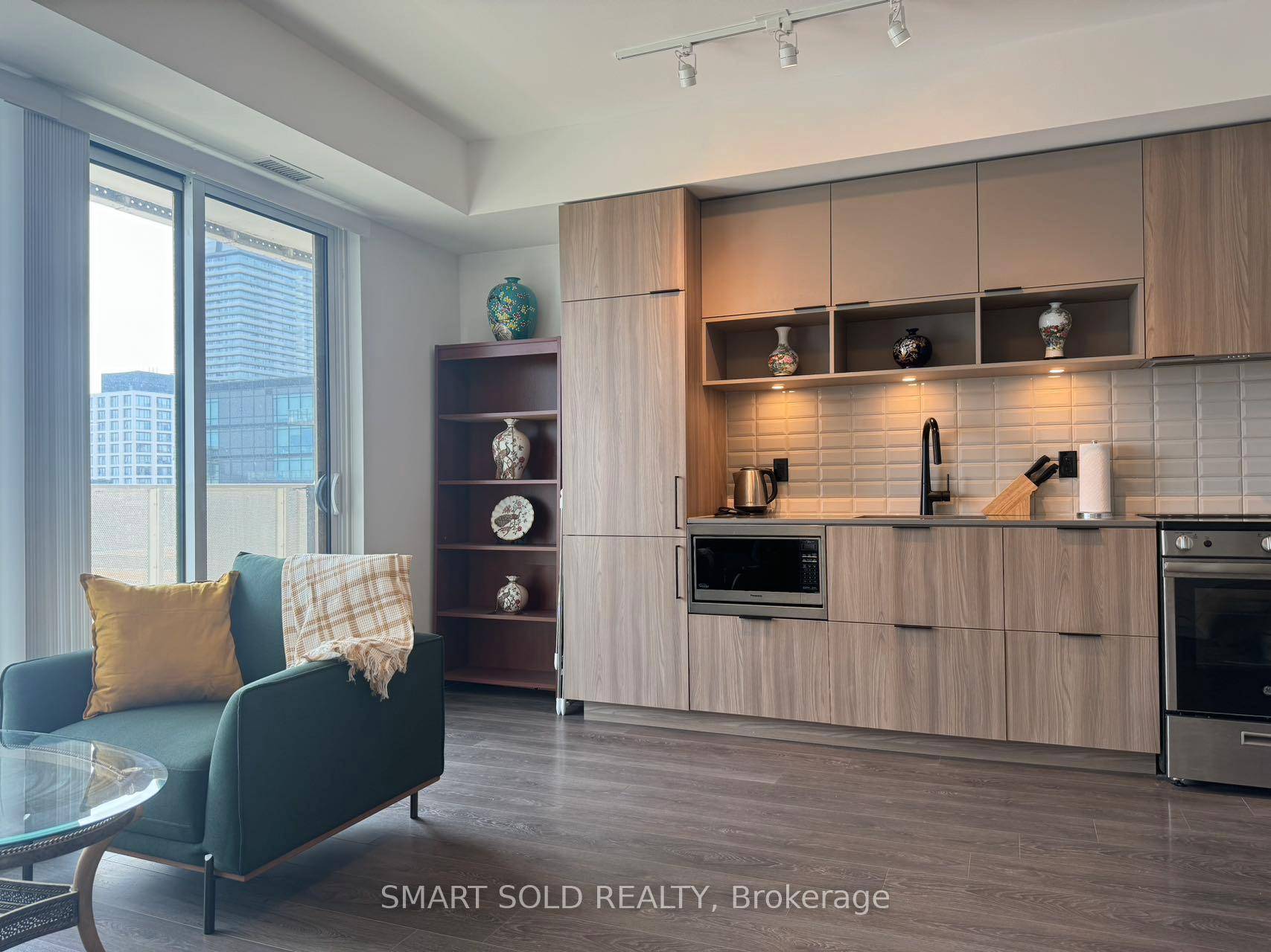 This is a sun filled south facing 2 1 bdrm unit w 1 underground parking within Canary Block, located in a very quiet street but convenient access to everything you ...