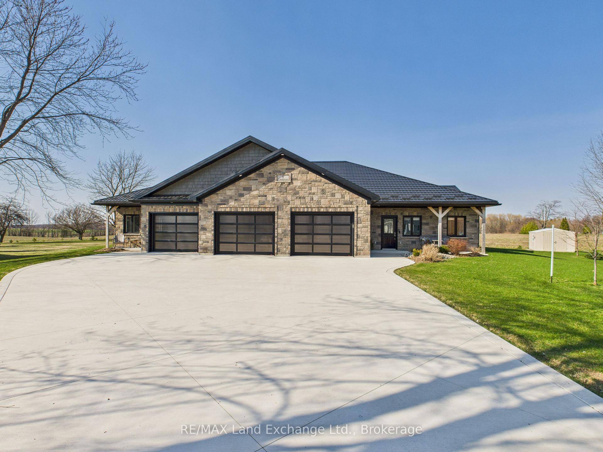 Stunning Stone Bungalow on 0.