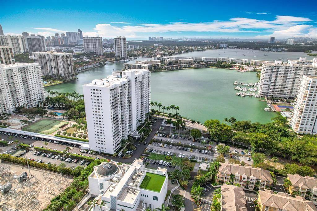 Experience luxury living in this beautiful 2 bedroom, 2 bathroom condo at the prestigious Admiral Portal in Aventura.