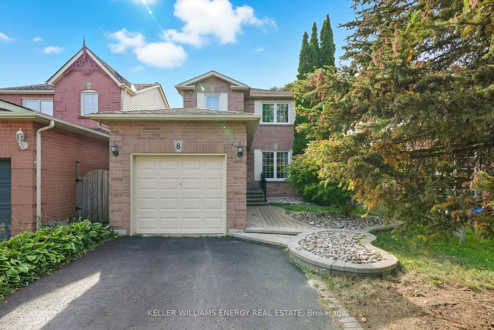 Welcome to this well maintained 3 1 bedroom, 3 bathroom linked detached home located in a family friendly neighbourhood in Courtice !