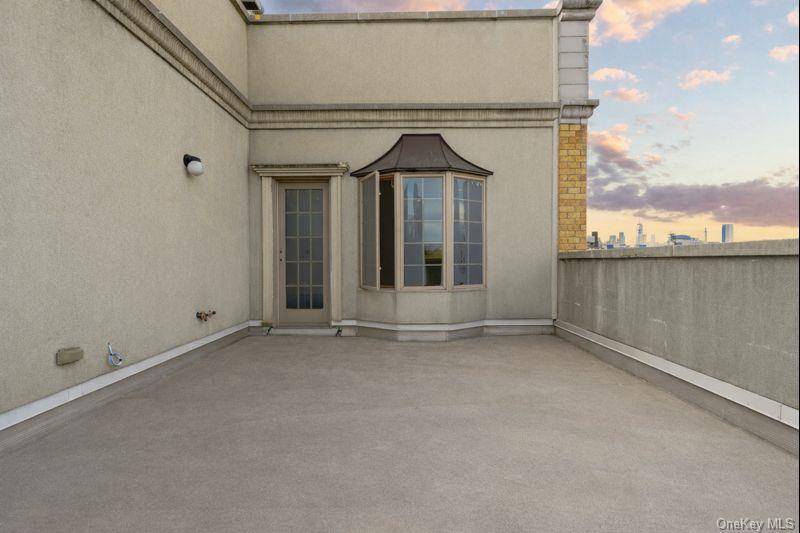 Duplax mansion, lots of outdoor space which was built to accommodate a outdoor pool !