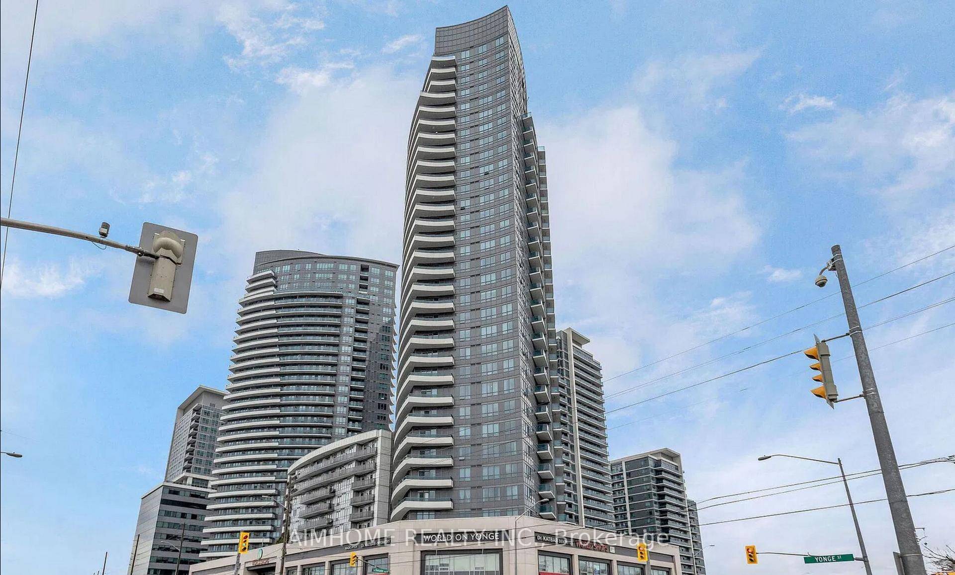 World on the Yonge Luxury Condo, 2 Bedroom Corner Unit With Breathtaking Unobstructed North West View !