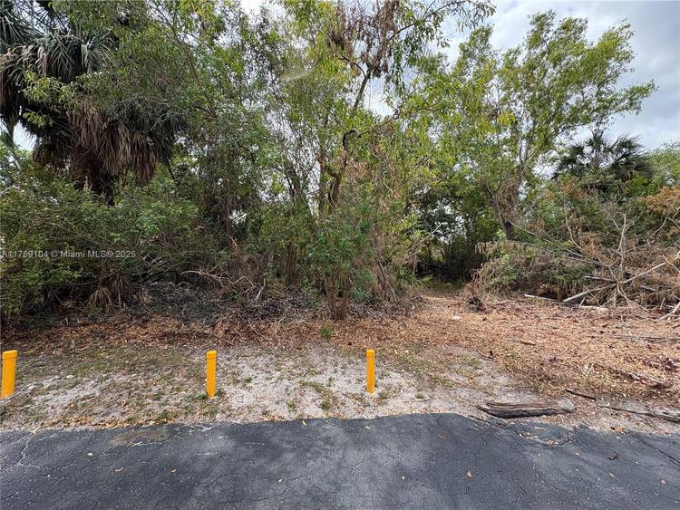 Great opportunity to own land in Coral Springs.