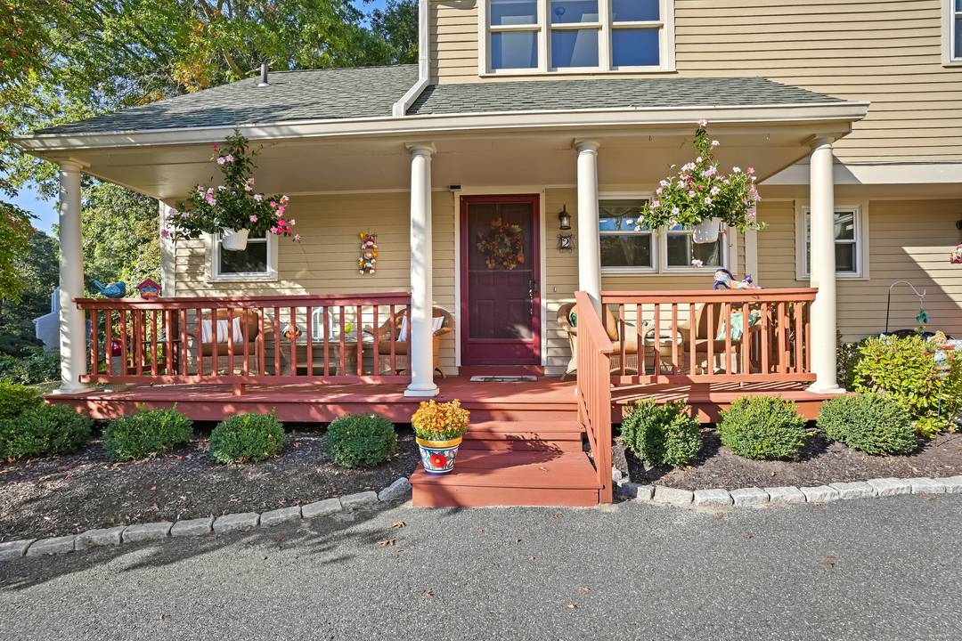 Welcome to 2 Sullivan Farm.