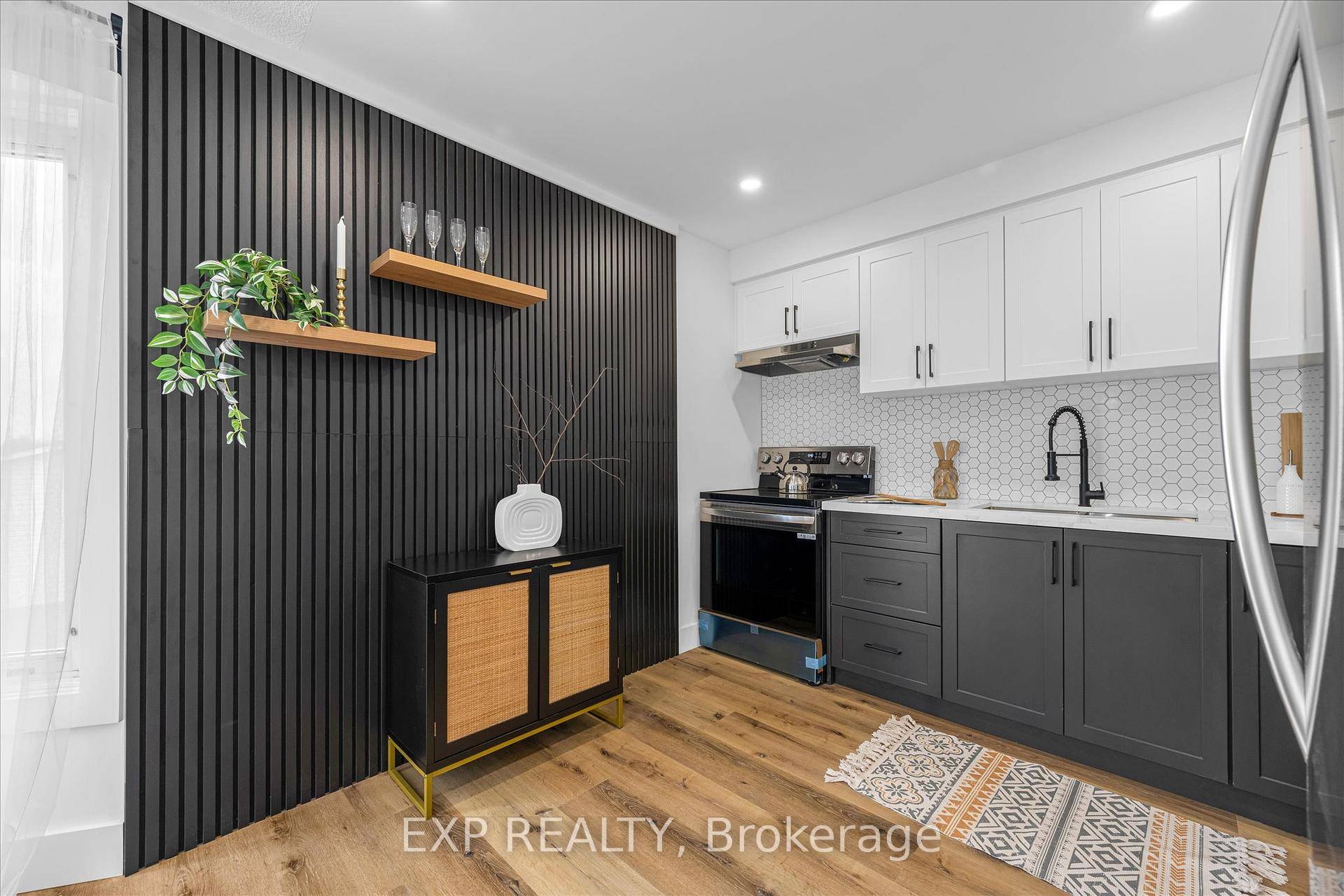 STUNNING FULLY RENOVATED TURNKEY TOWNHOME in a highly convenient Hamilton Mountain location !