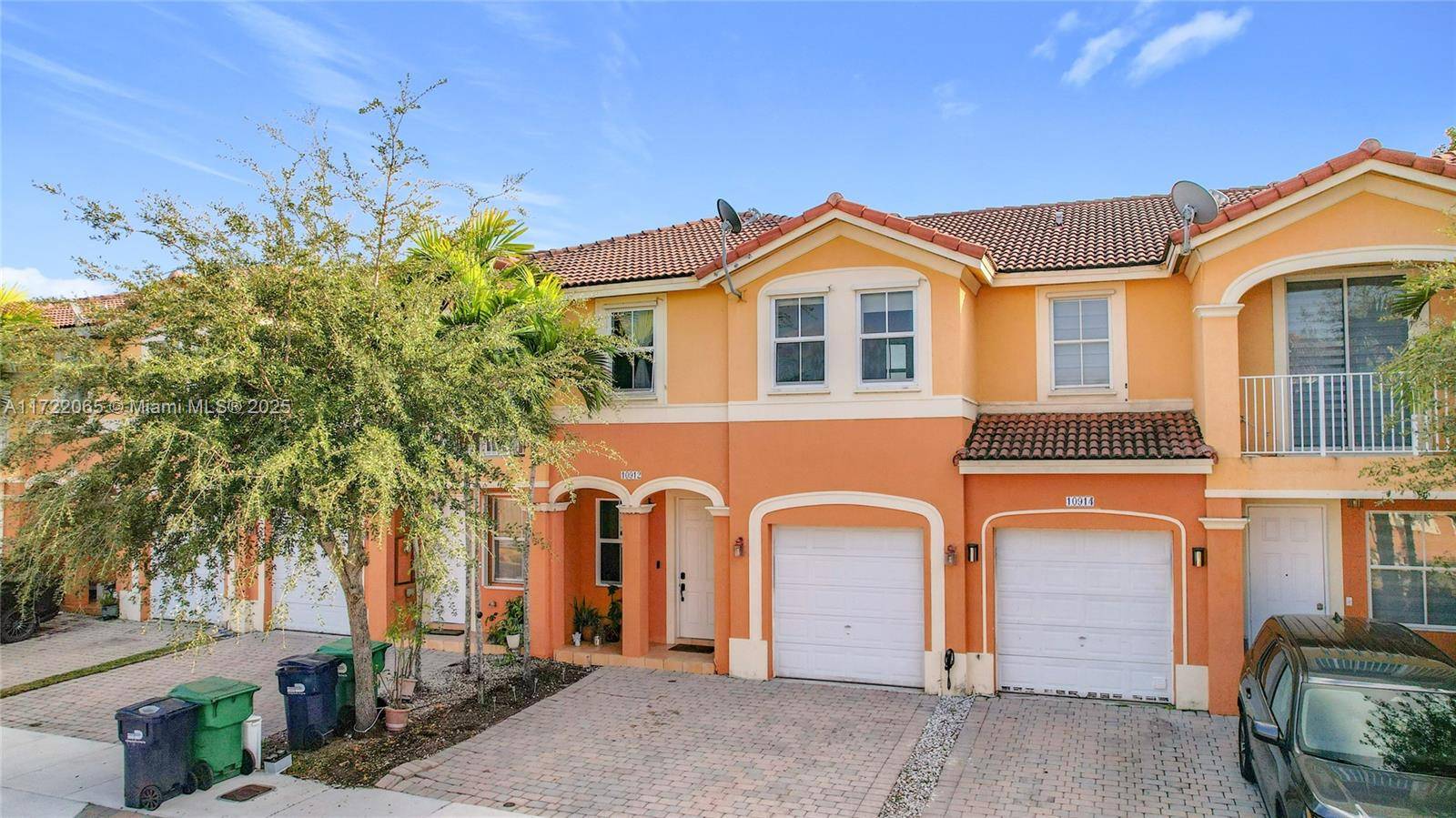 Beautiful 4 bedroom 2. 5 bath townhouse situated in the community's lake !