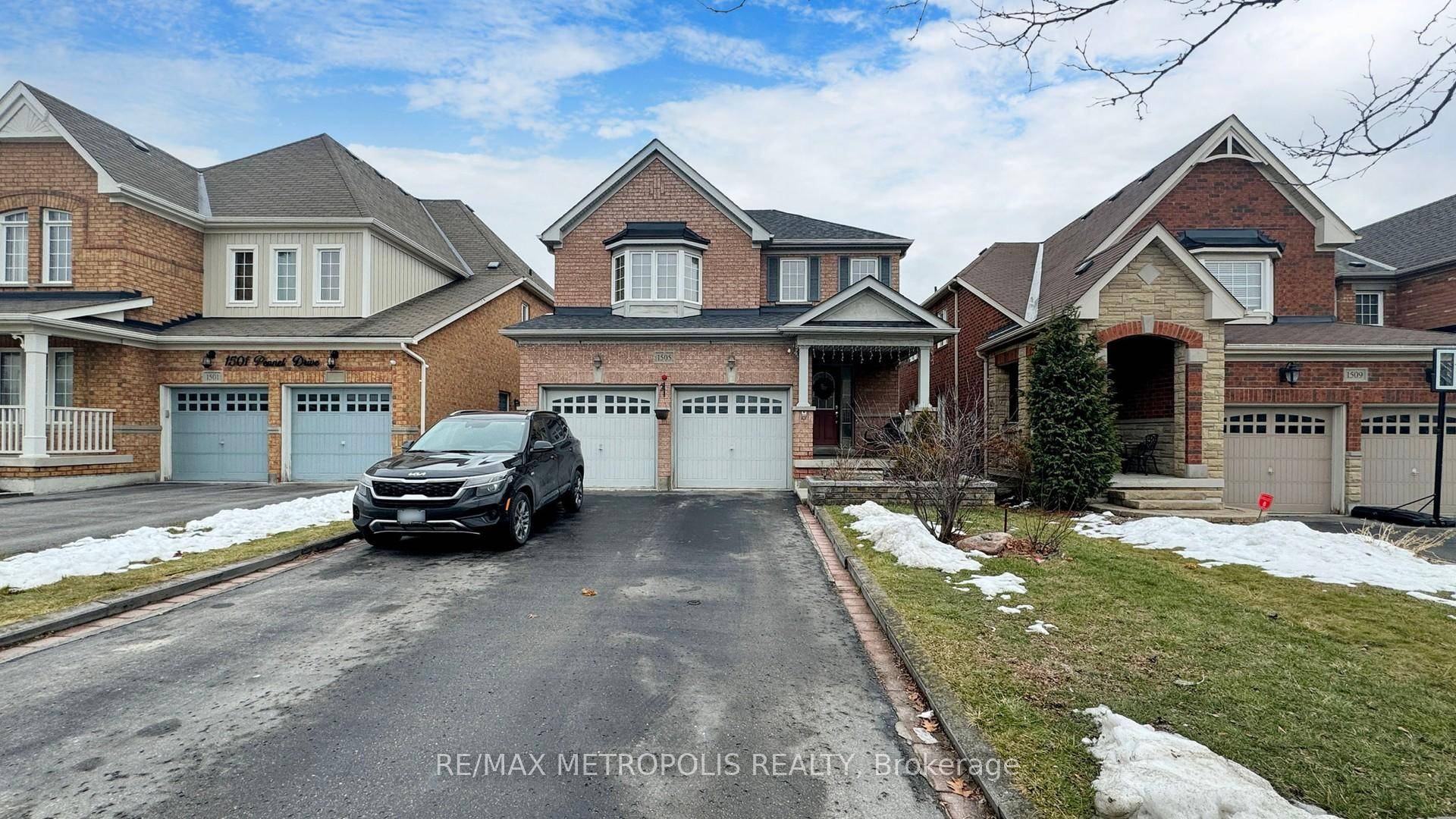 This well maintained house Has 3 Bedrooms And 3 Bathrooms.